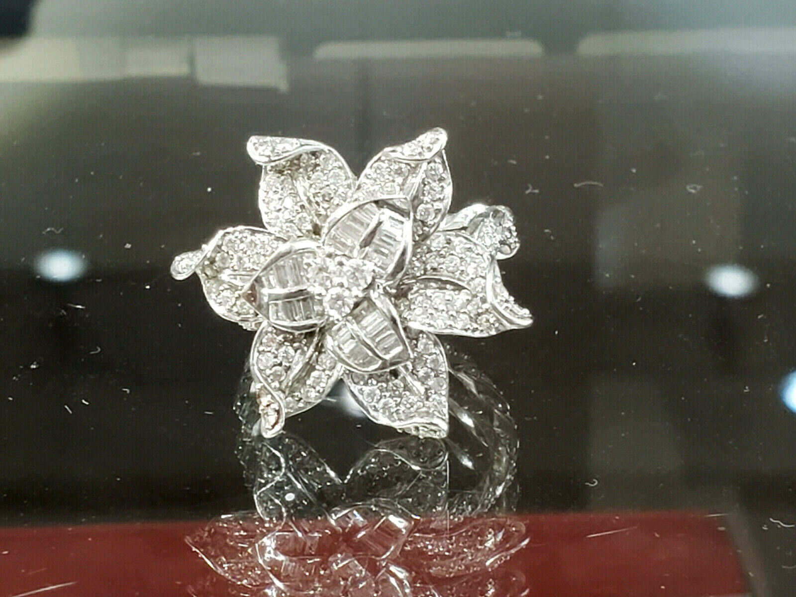 Fine Estate 18k White Gold Flower Diamonds app. 2.25ct Ladies Ring Size 8.5