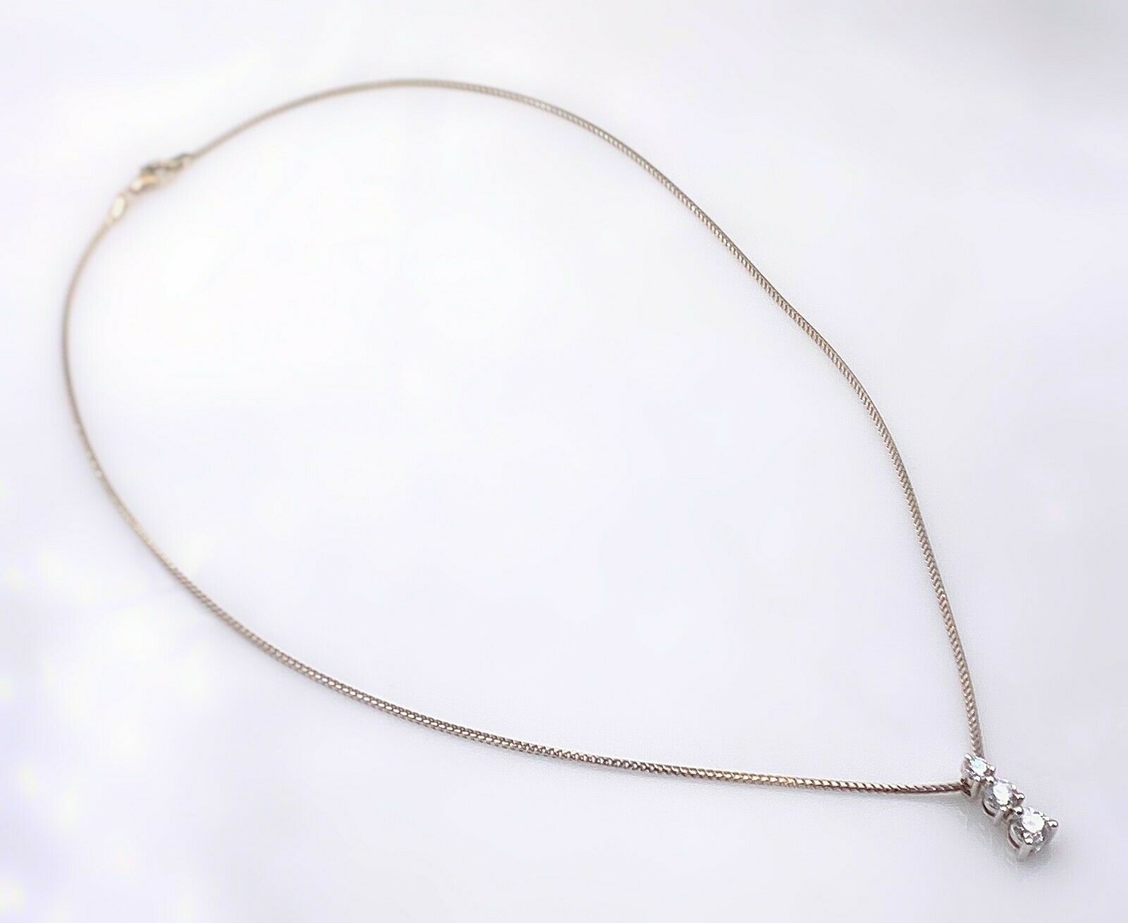 Round Diamond 0.90 tcw Three Stone Graduating Pendant Necklace 18kt White Gold