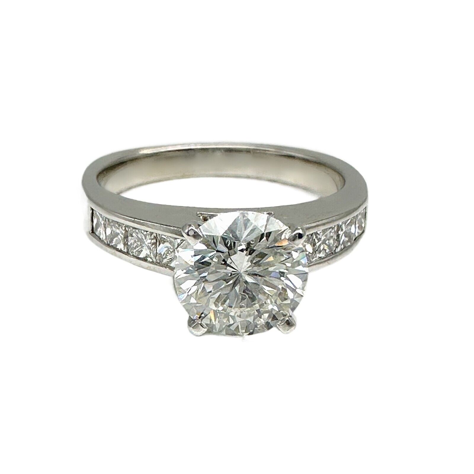 The LEO Round Diamond with Channel Set Princess Diamond Band  in 14kt WG