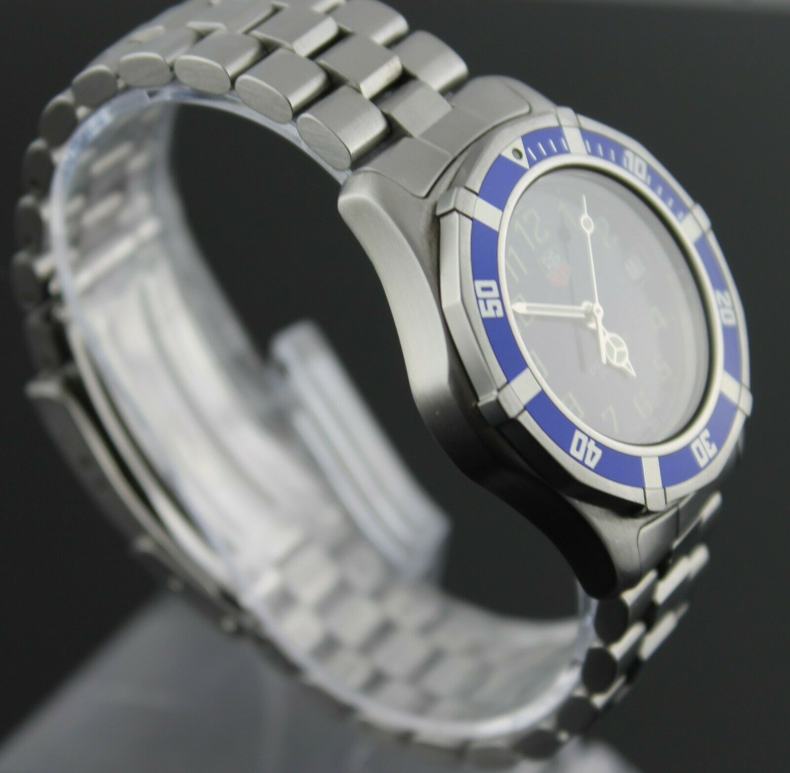 Tag Heuer Professional BLUE 2000 Classic Midsize Sport Date Watch