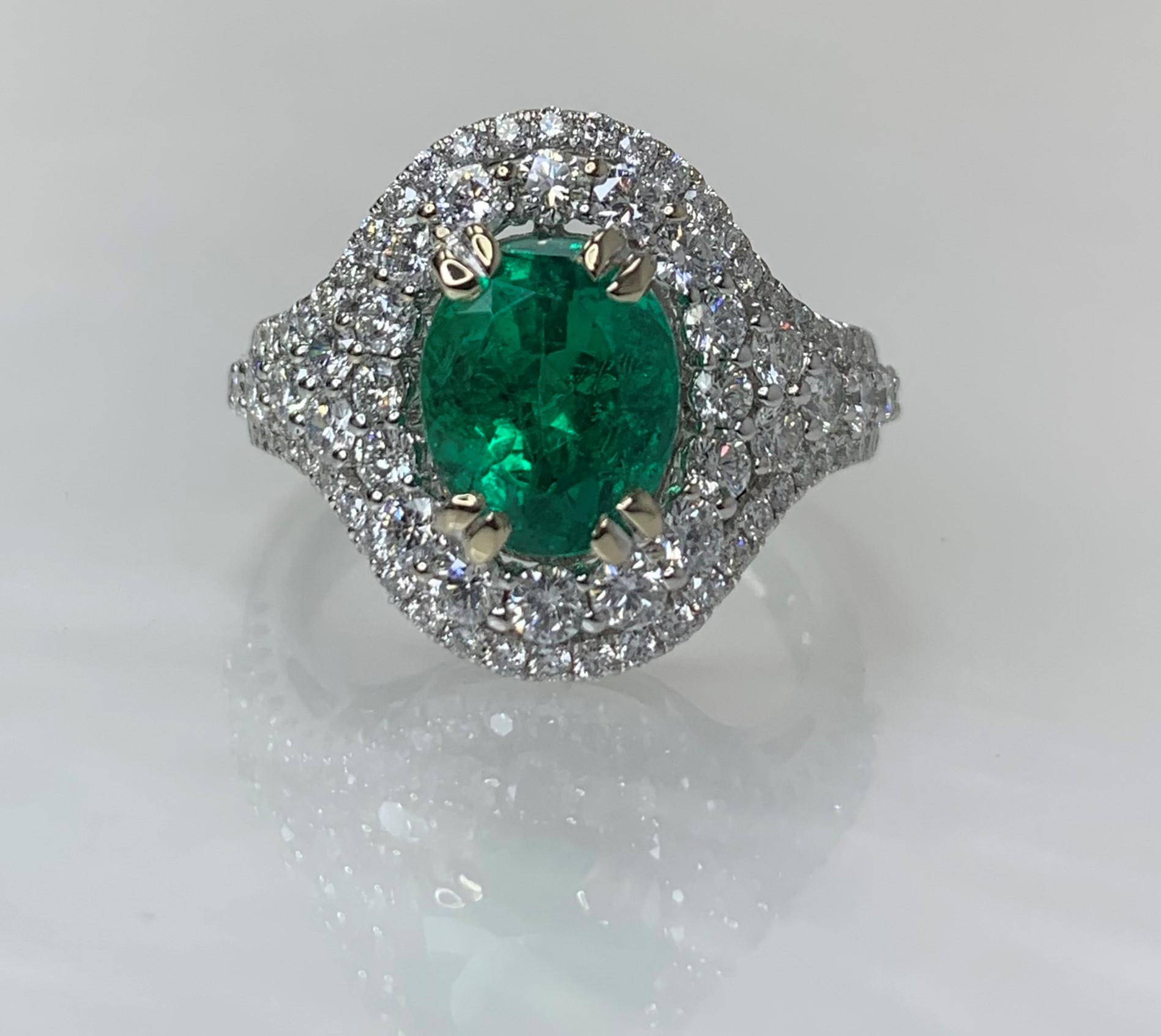 18K White Gold Oval Cut Emerald Diamond Ring
